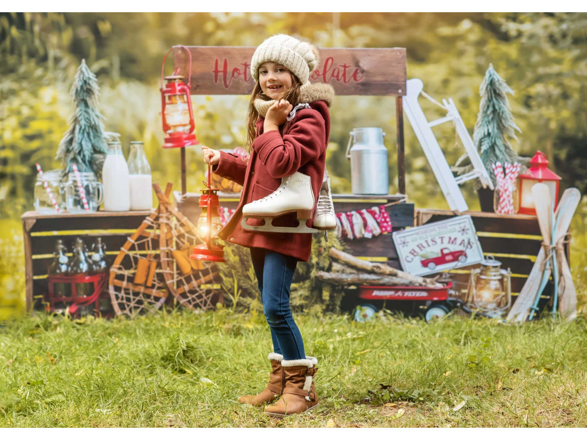 Fondo fotográfico de Navidad Hot Chocolate – puesto de chocolate caliente en el bosque con farol y raquetas | Colors&Drops