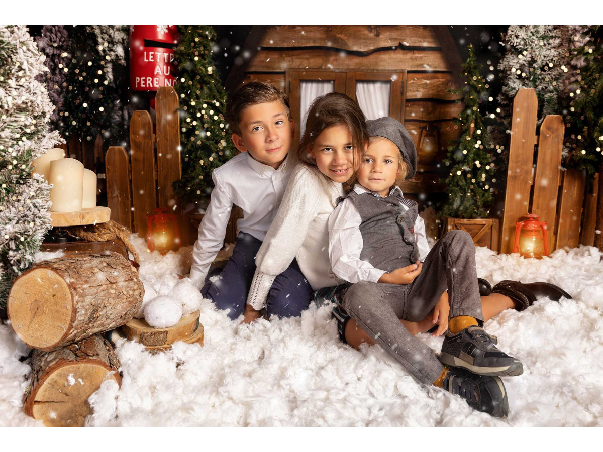 Fond photo de Noël North – cabane en bois avec lune, boîte aux lettres et sapins | Colors&Drops