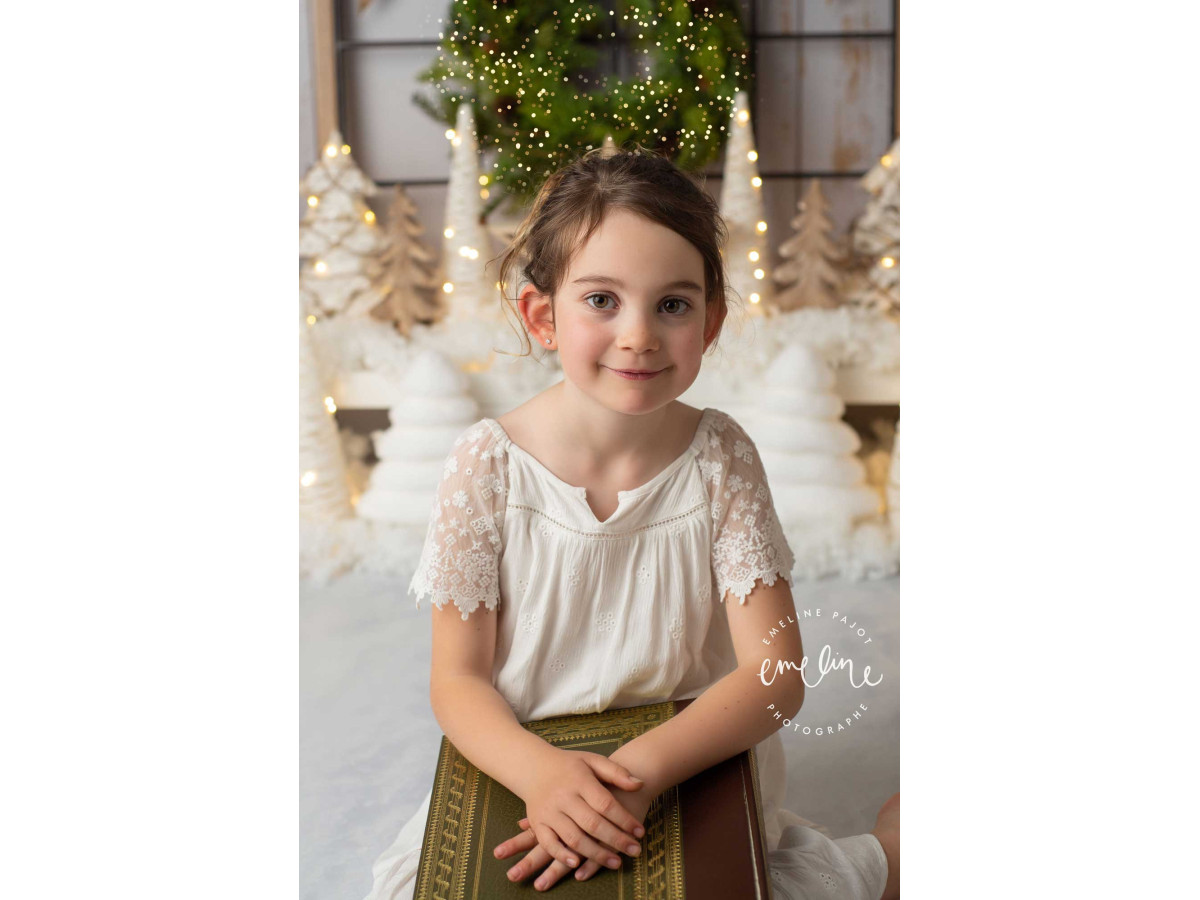 Christmas corner photo backdrop Festif – white wood corner set with bunting and small fir trees | Colors&Drops