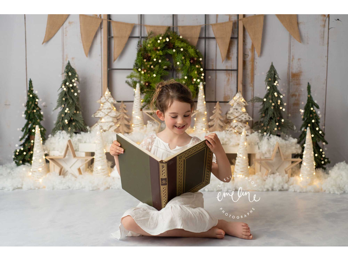 Christmas corner photo backdrop Festif – white wood corner set with bunting and small fir trees | Colors&Drops