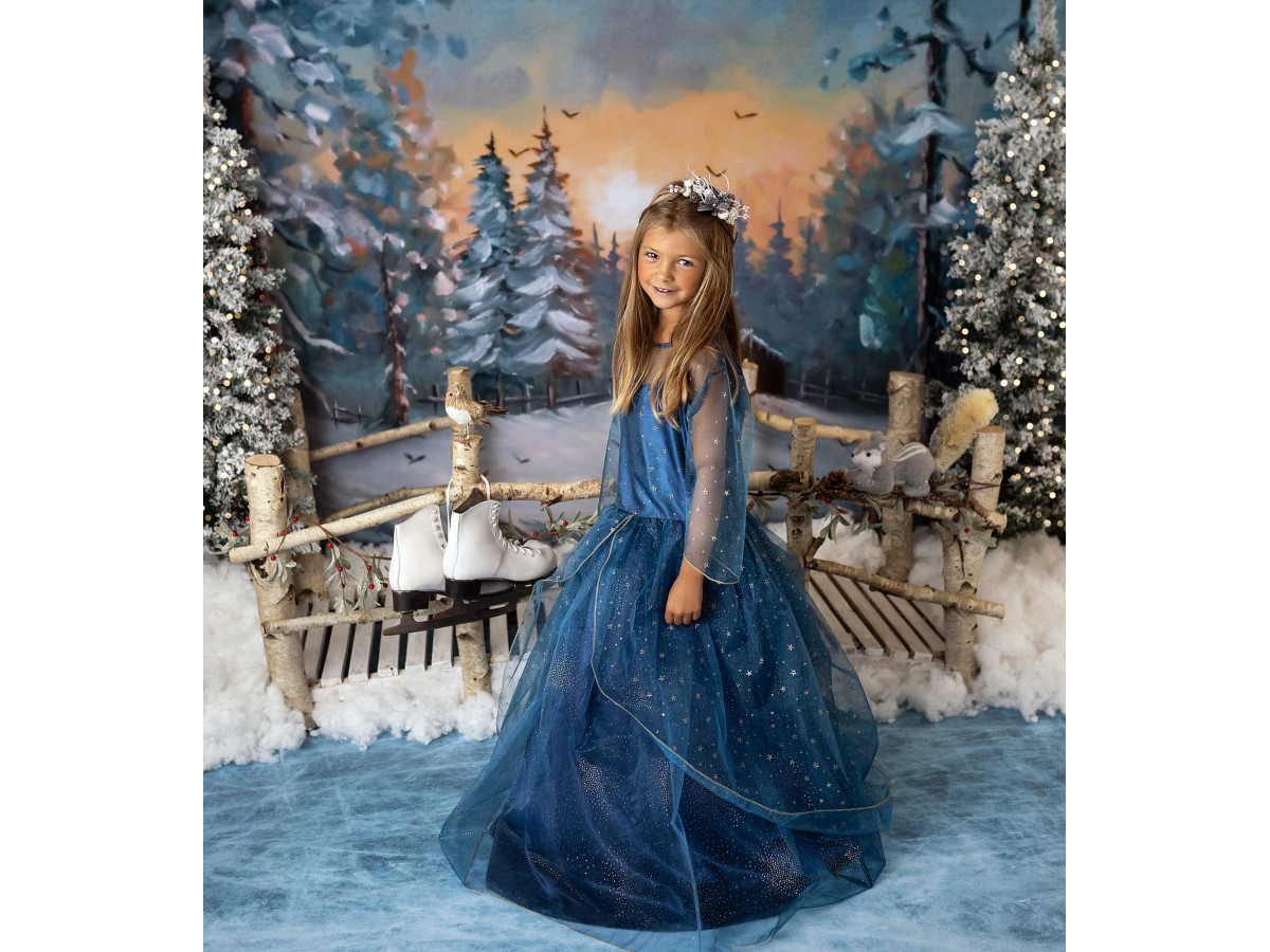 Fond photo de Noël La Patinoire – patinoire en forêt enneigée avec patins et barrière | Colors&Drops