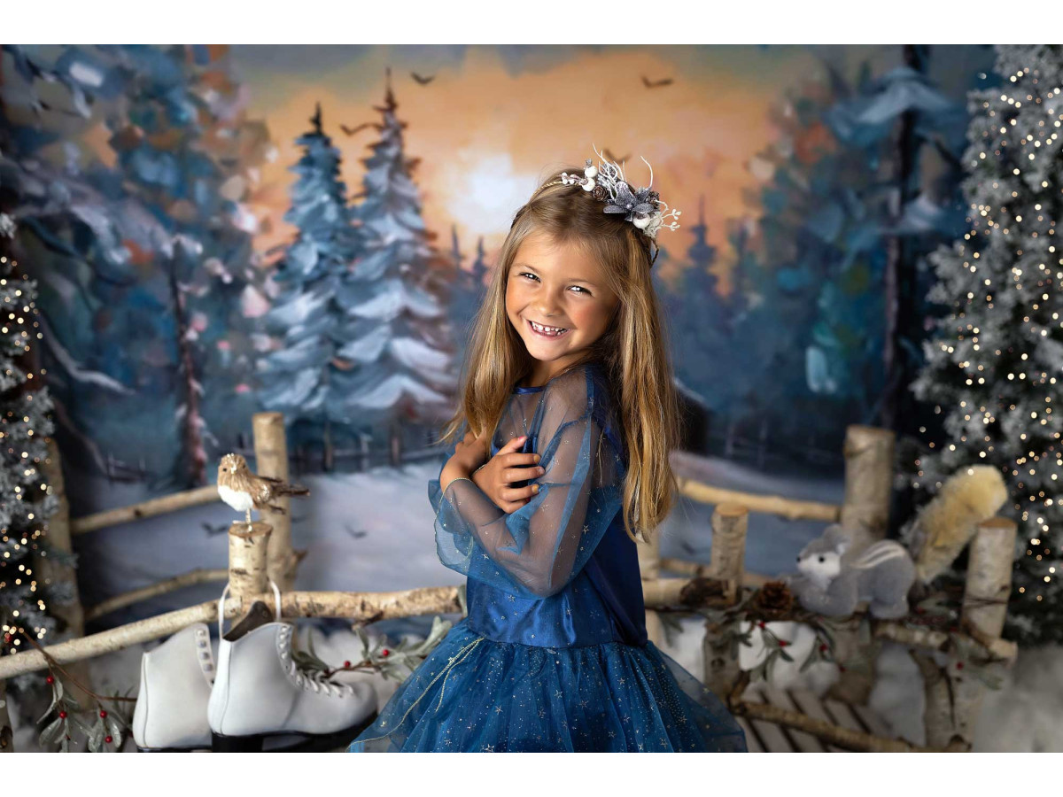 Fond photo de Noël La Patinoire – patinoire en forêt enneigée avec patins et barrière | Colors&Drops