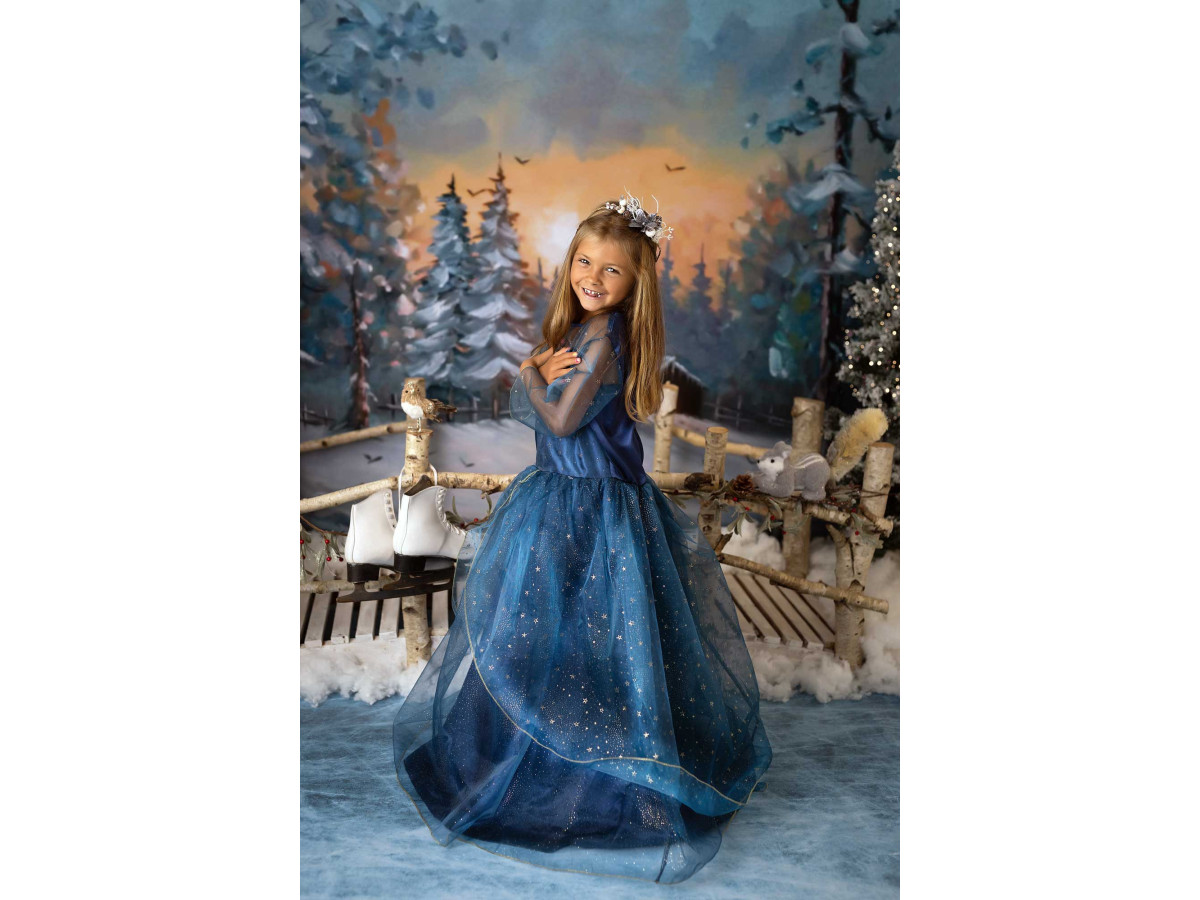 Fond photo de Noël La Patinoire – patinoire en forêt enneigée avec patins et barrière | Colors&Drops