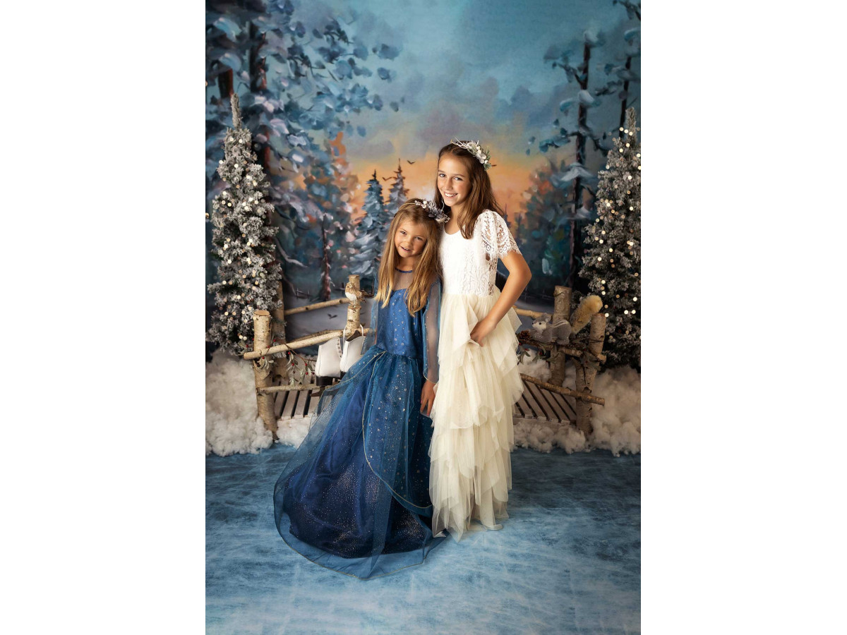 Fond photo de Noël La Patinoire – patinoire en forêt enneigée avec patins et barrière | Colors&Drops