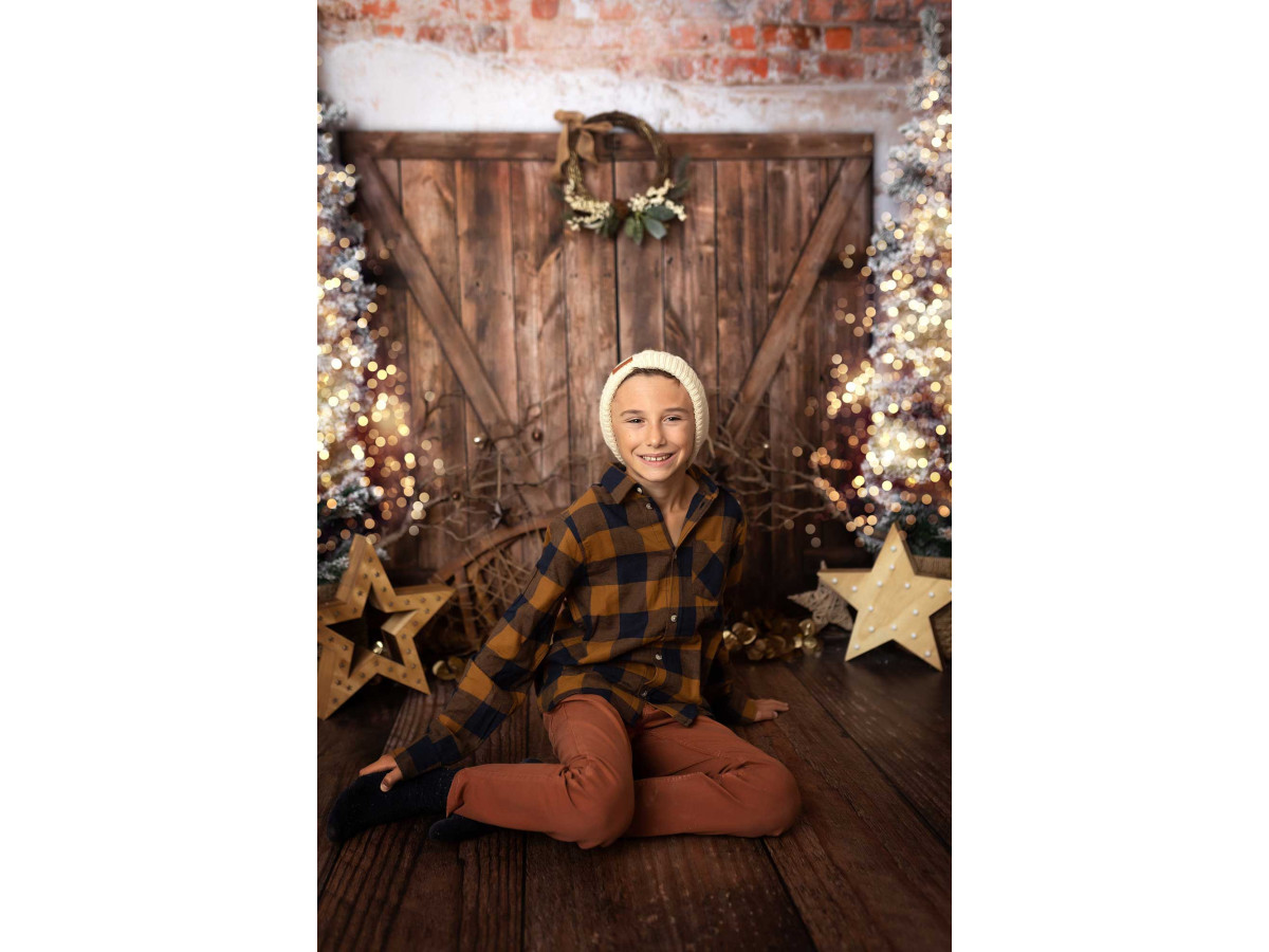 Fondo fotográfico Christmas Maddie – puerta de granero de madera con abetos y estrellas doradas | Colors&Drops