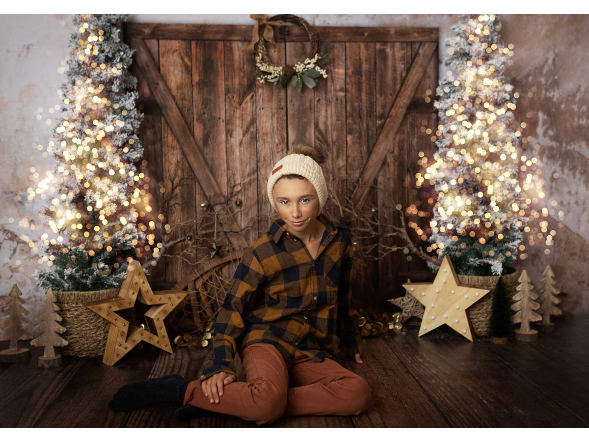 Fondo fotográfico Christmas Maddie – puerta de granero de madera con abetos y estrellas doradas | Colors&Drops