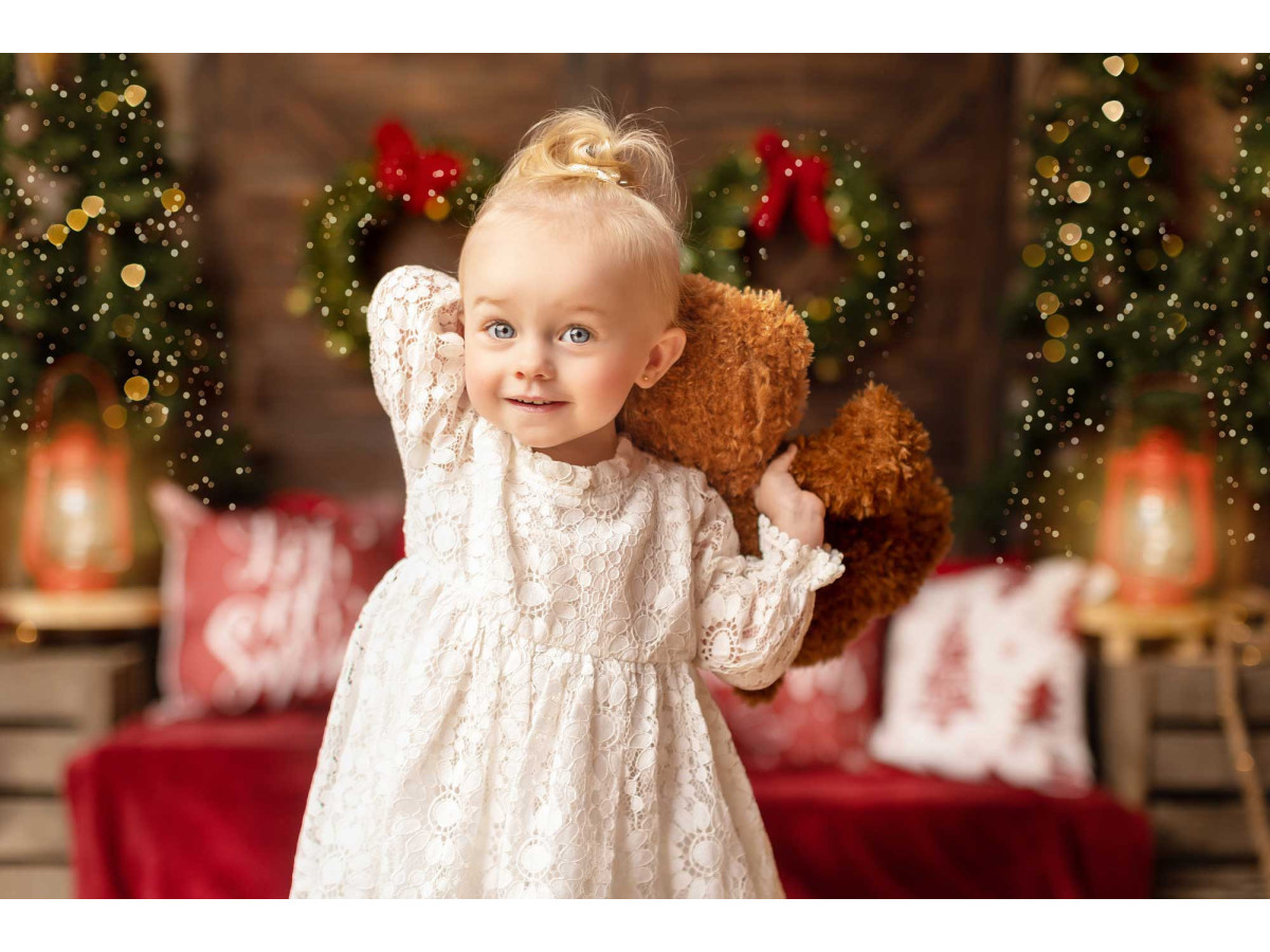 Fond photo Christmas Billie – porte de grange avec couronnes et coussins de Noël | Colors&Drops
