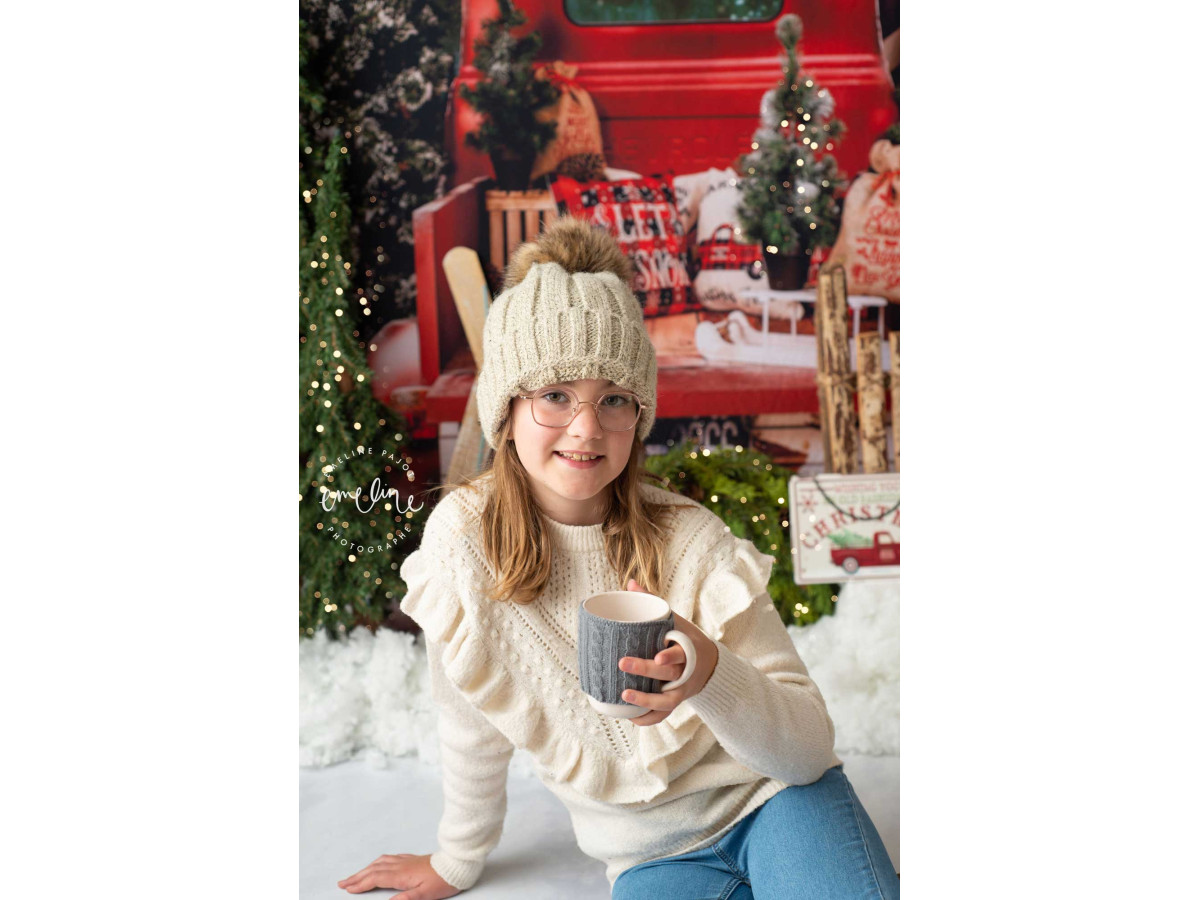 Fond photo Christmas Truck – camion rouge vintage avec sapins dans forêt enneigée | Colors&Drops