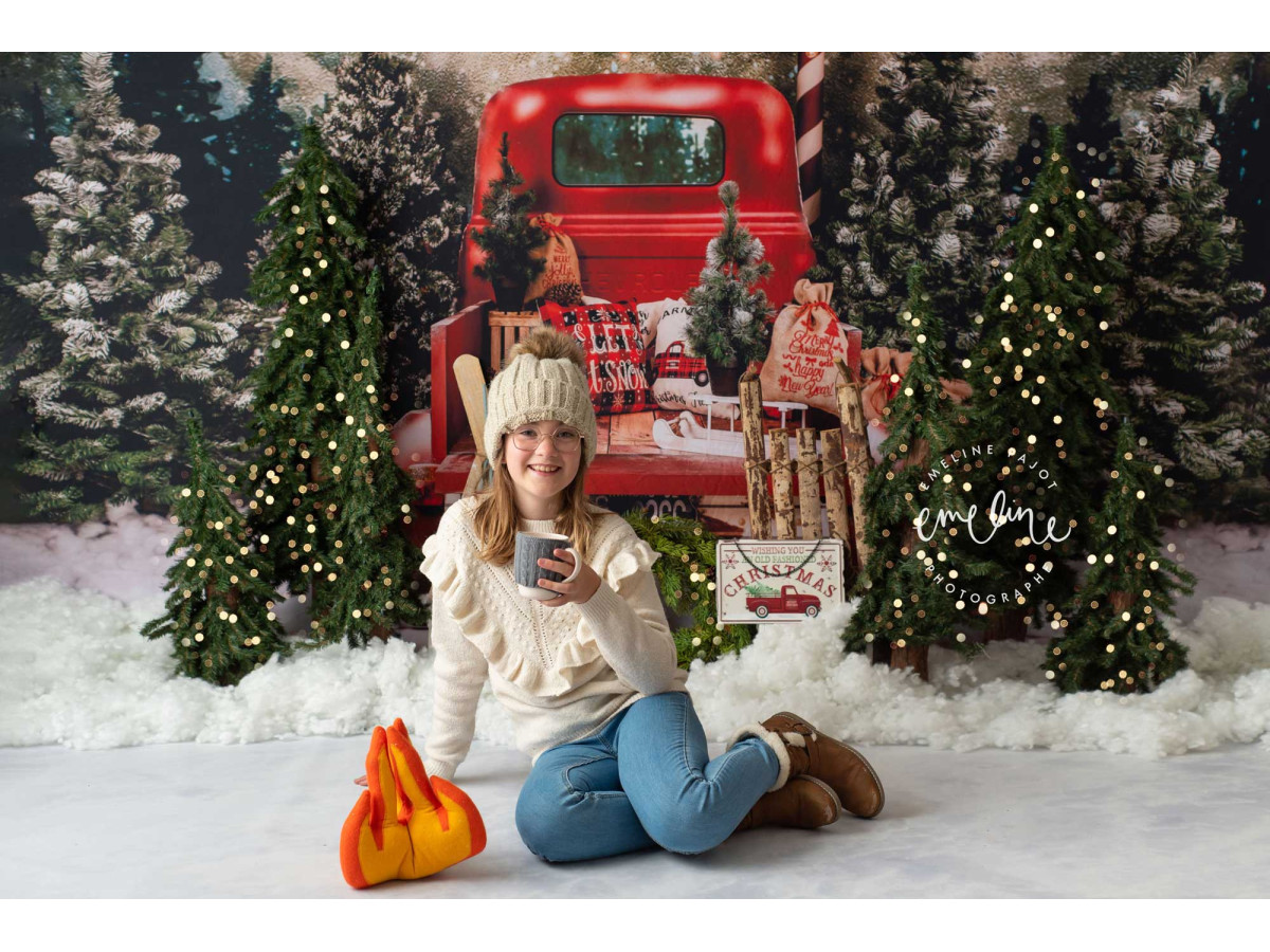 Fond photo Christmas Truck – camion rouge vintage avec sapins dans forêt enneigée | Colors&Drops