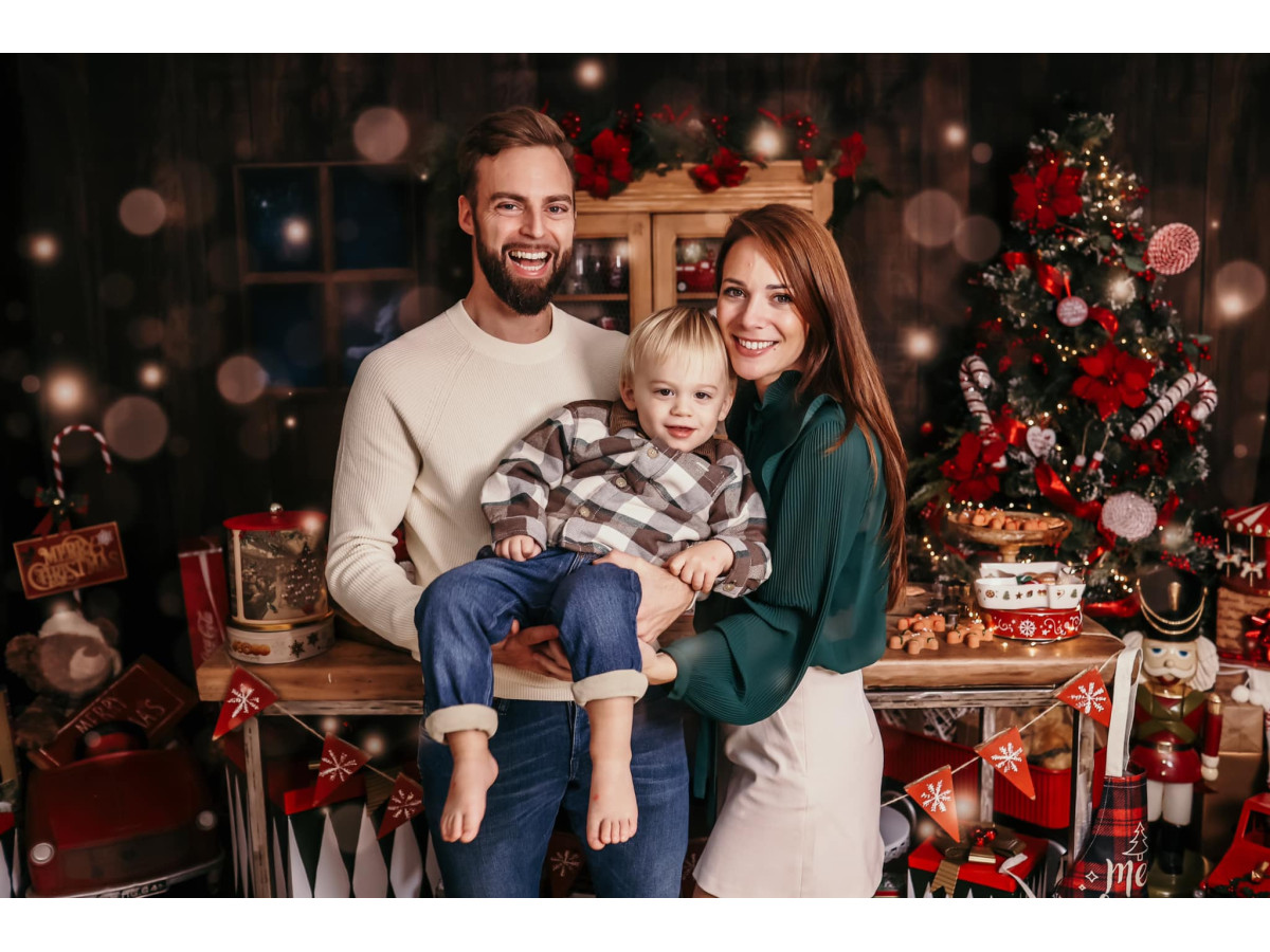 Fond photo de Noël Wood Kitchen – cuisine de Noël en bois avec vaisselier et fenêtre | Colors&Drops