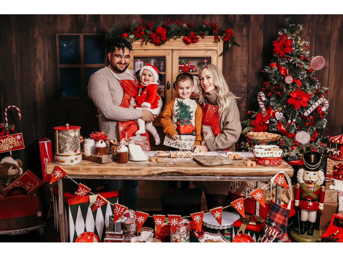 Fond photo de Noël Wood Kitchen – cuisine de Noël en bois avec vaisselier et fenêtre | Colors&Drops