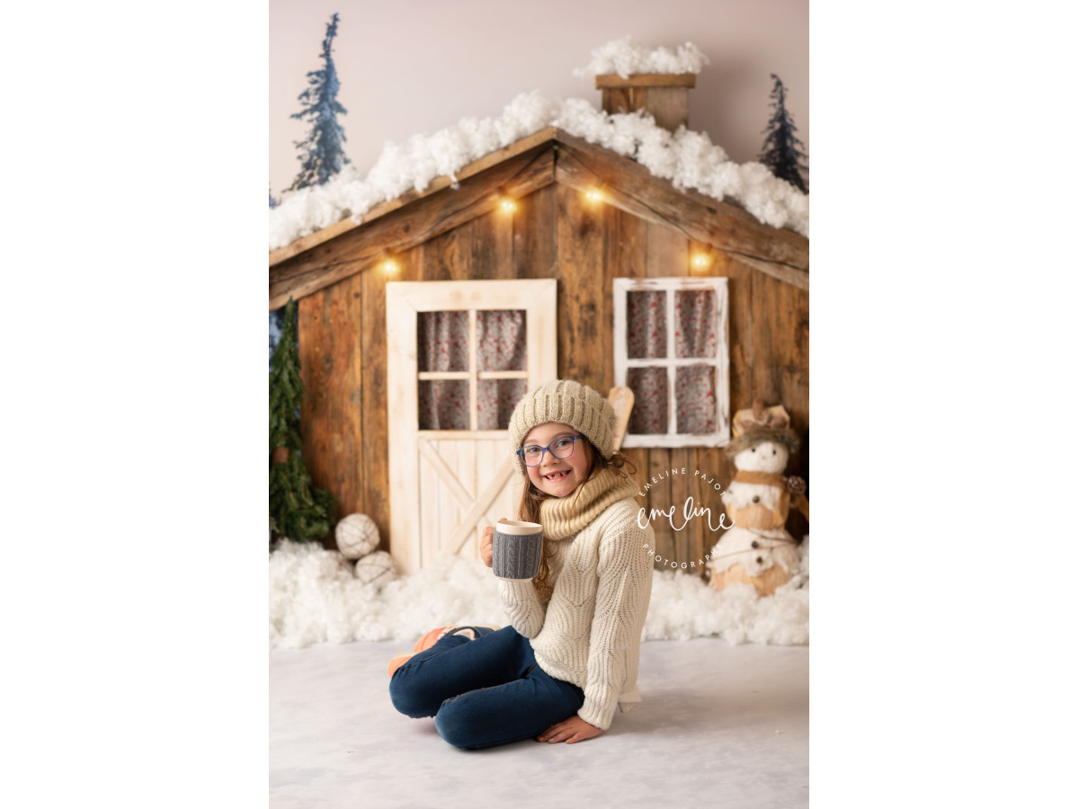 Fond photo d'angle de Noël Chalet des Neiges I – chalet enneigé avec planches enneigées | Colors&Drops