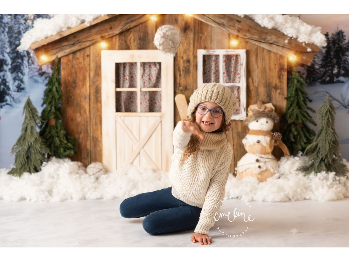 Fond photo d'angle de Noël Chalet des Neiges I – chalet enneigé avec planches enneigées | Colors&Drops