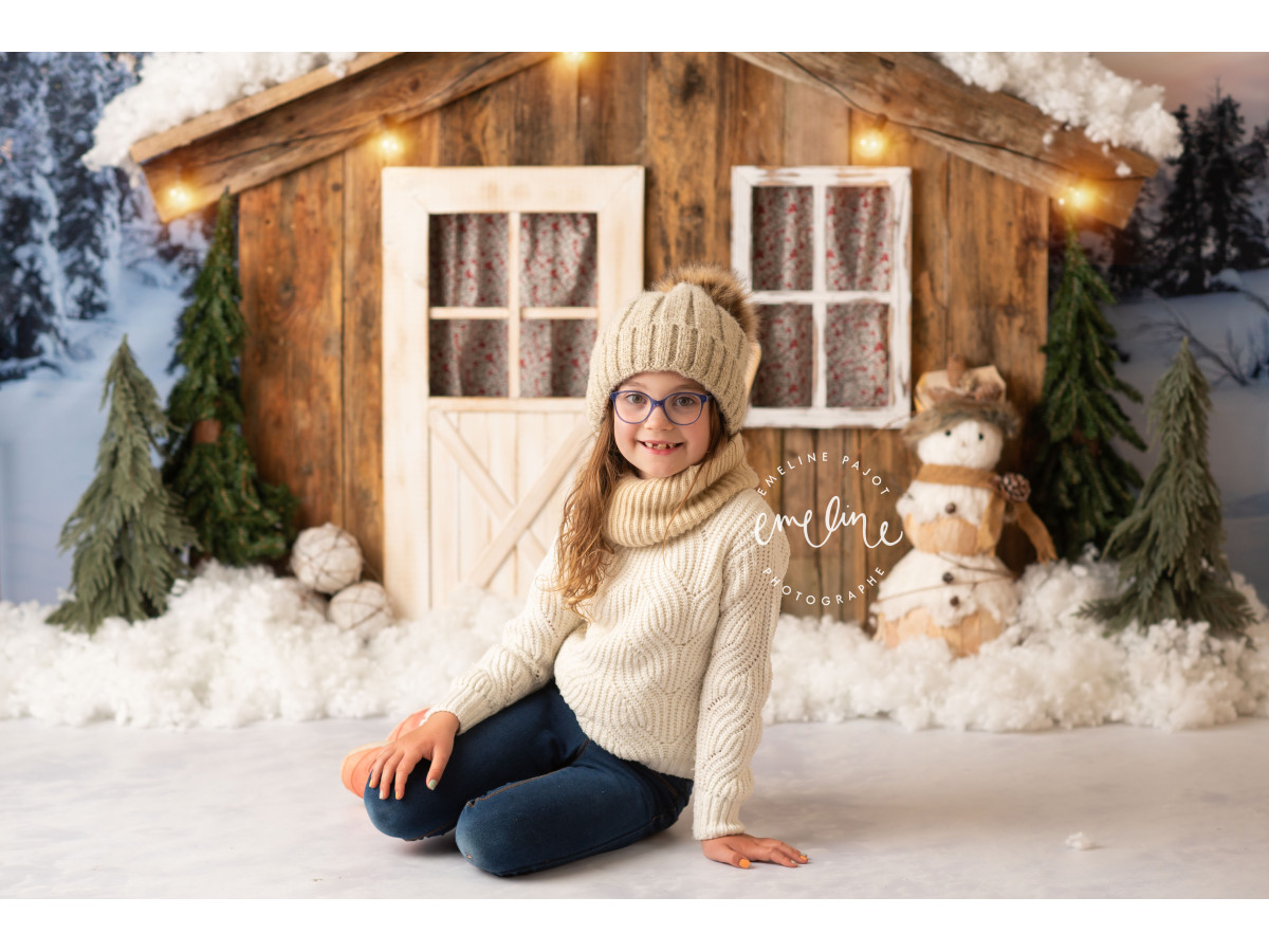 Fond photo d'angle de Noël Chalet des Neiges I – chalet enneigé avec planches enneigées | Colors&Drops