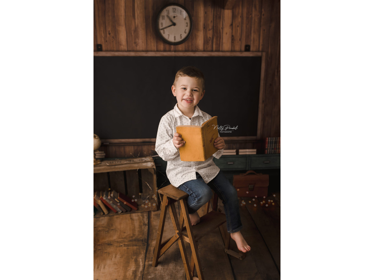 Fond photo scolaire Classroom – salle de classe en bois avec tableau noir et horloge | Colors&Drops
