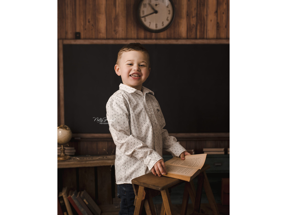 Fond photo scolaire Classroom – salle de classe en bois avec tableau noir et horloge | Colors&Drops