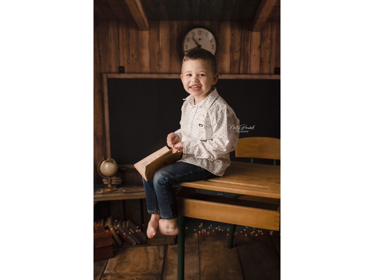 Fond photo scolaire Classroom – salle de classe en bois avec tableau noir et horloge | Colors&Drops