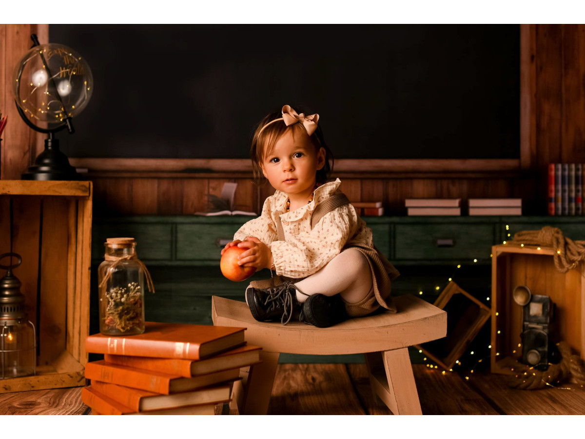 Fond photo scolaire Classroom – salle de classe en bois avec tableau noir et horloge | Colors&Drops