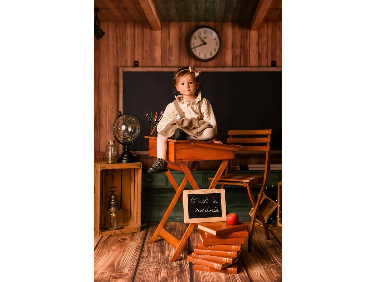 Fond photo scolaire Classroom – salle de classe en bois avec tableau noir et horloge | Colors&Drops