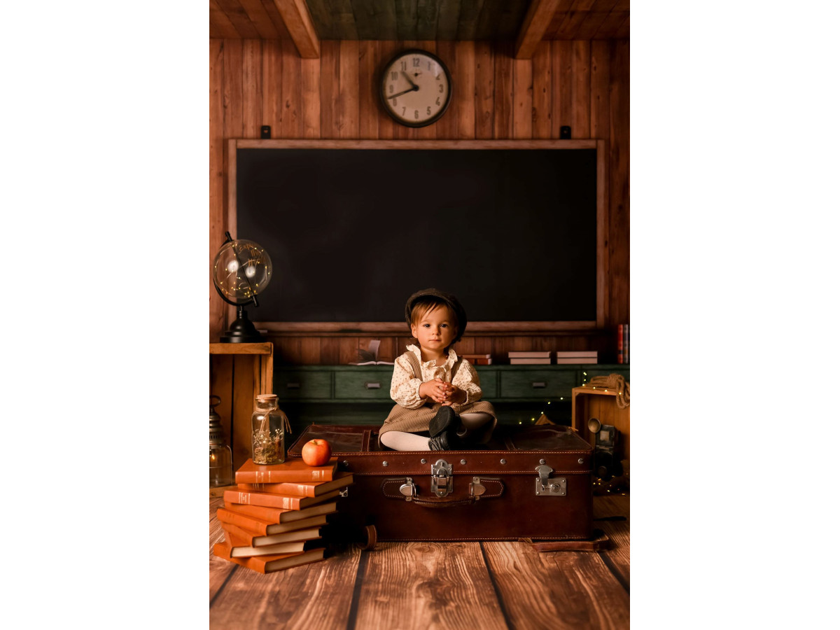 Fond photo scolaire Classroom – salle de classe en bois avec tableau noir et horloge | Colors&Drops