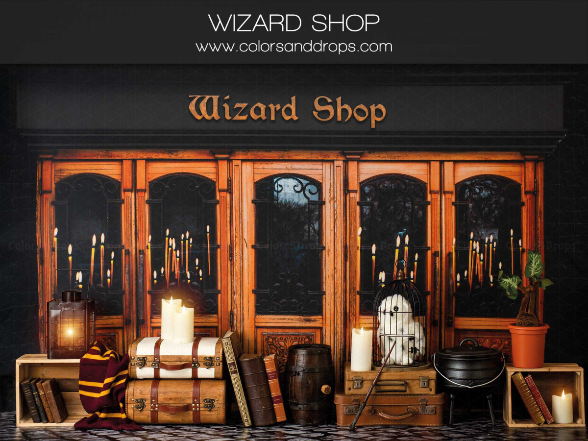Fond photo d'Halloween Wizard Shop – vitrine de boutique de sorcier avec bougies et livres | Colors&Drops