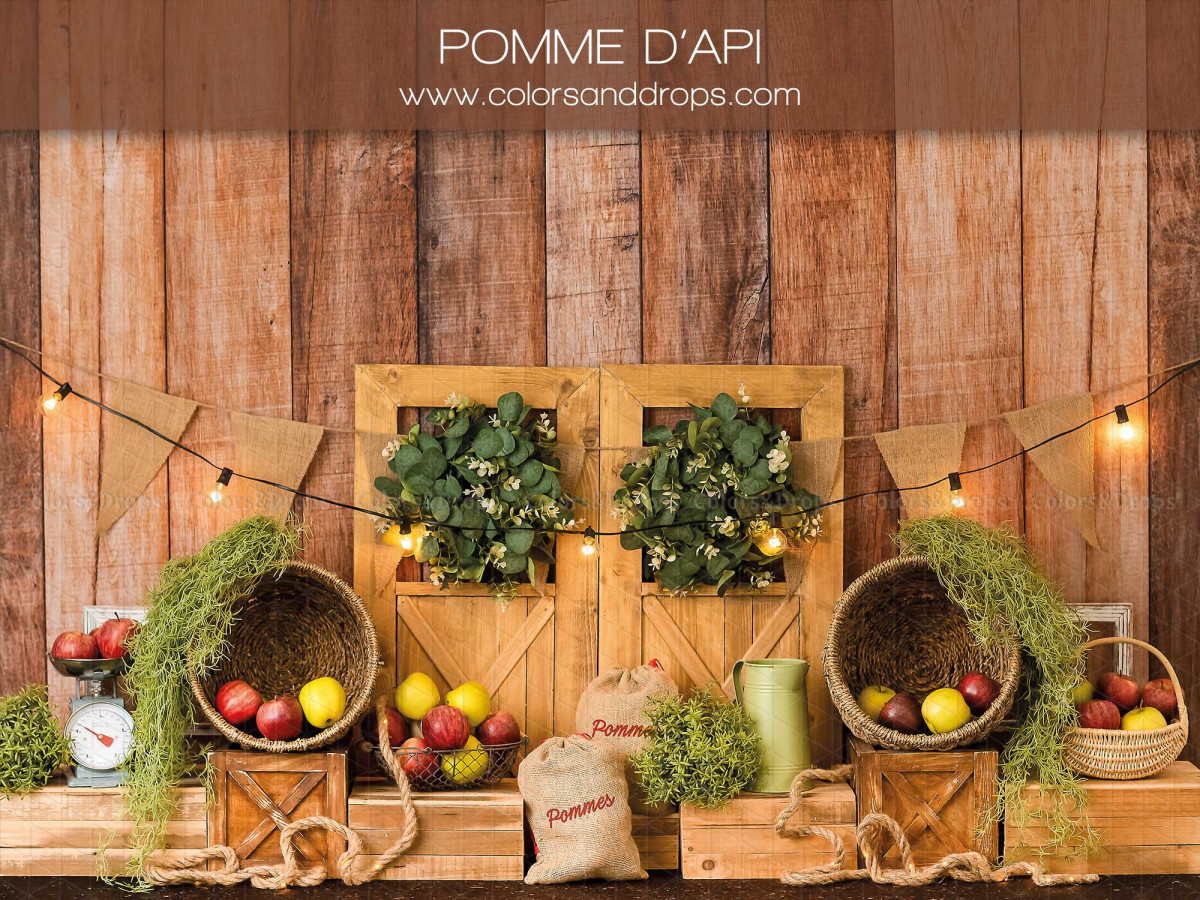 Fondo fotográfico de bebé y smash cake Pomme D'Api – pared de madera con cajas de manzanas y guirnalda | Colors&Drops