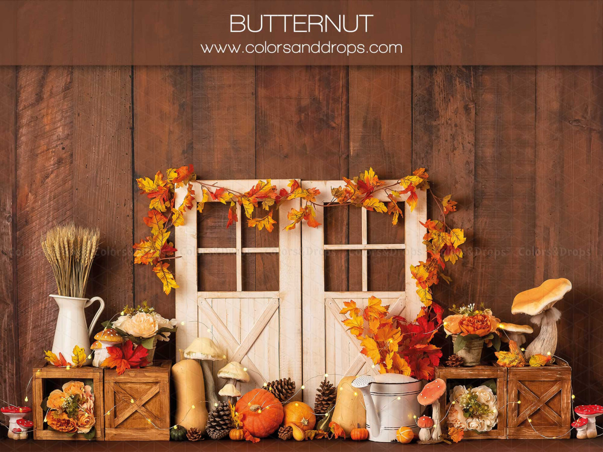 Fond photo d'Halloween Butternut – mur en bois avec fenêtres blanches, feuillage d'automne et courges | Colors&Drops