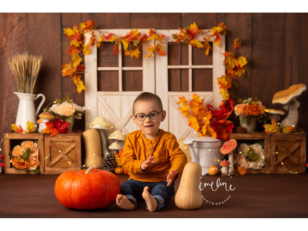 Fond photo d'Halloween Butternut – mur en bois avec fenêtres blanches, feuillage d'automne et courges | Colors&Drops
