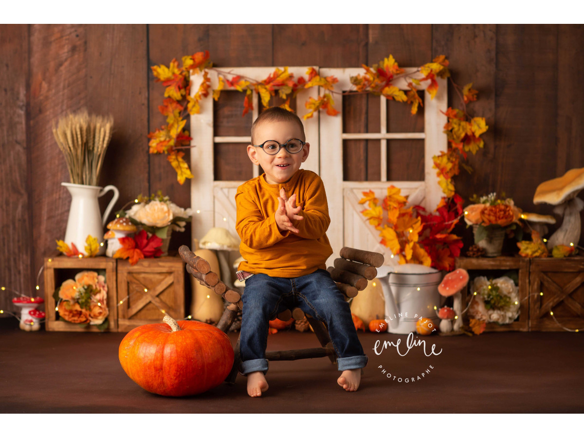 Fond photo d'Halloween Butternut – mur en bois avec fenêtres blanches, feuillage d'automne et courges | Colors&Drops