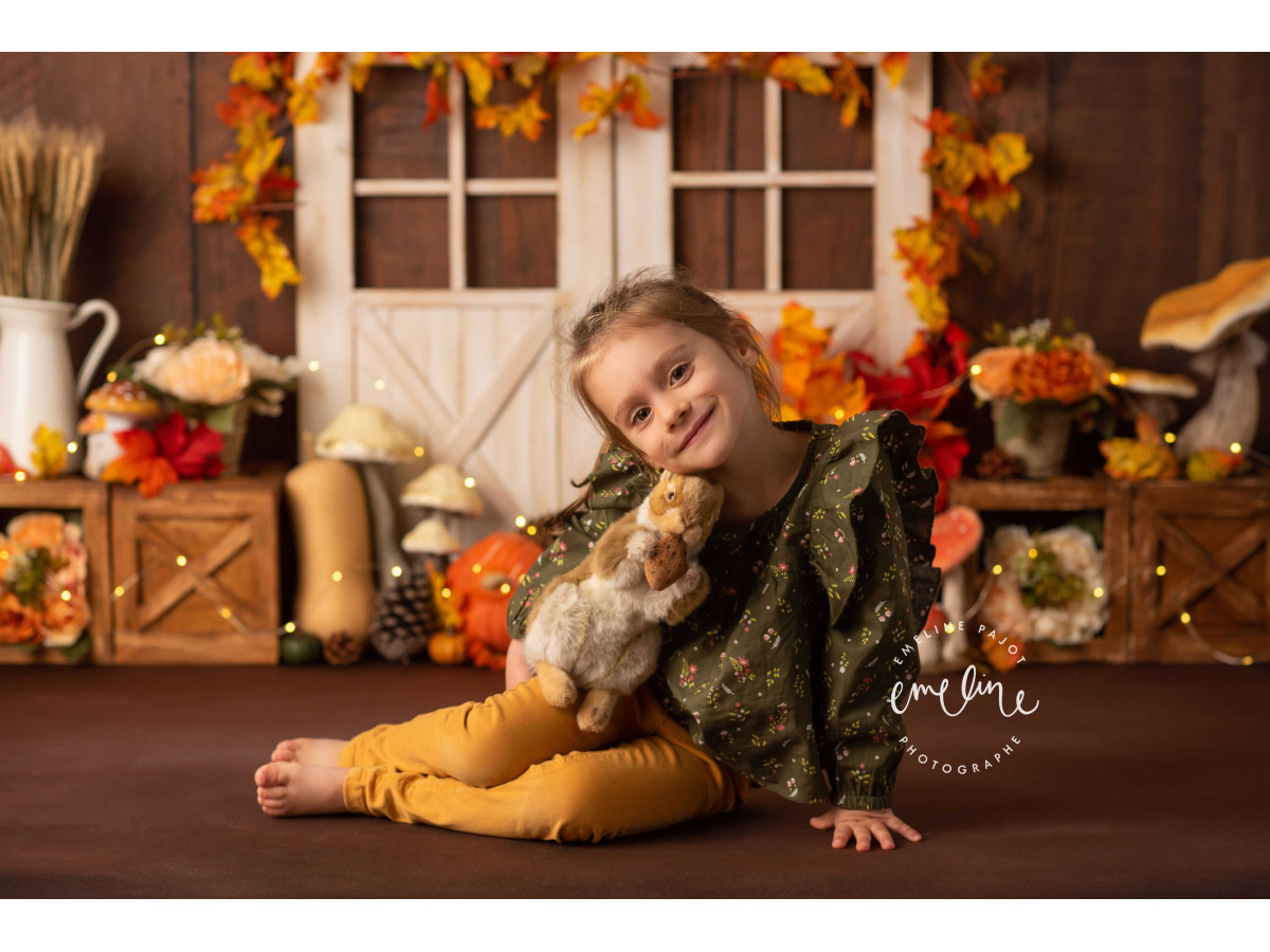 Fond photo d'Halloween Butternut – mur en bois avec fenêtres blanches, feuillage d'automne et courges | Colors&Drops