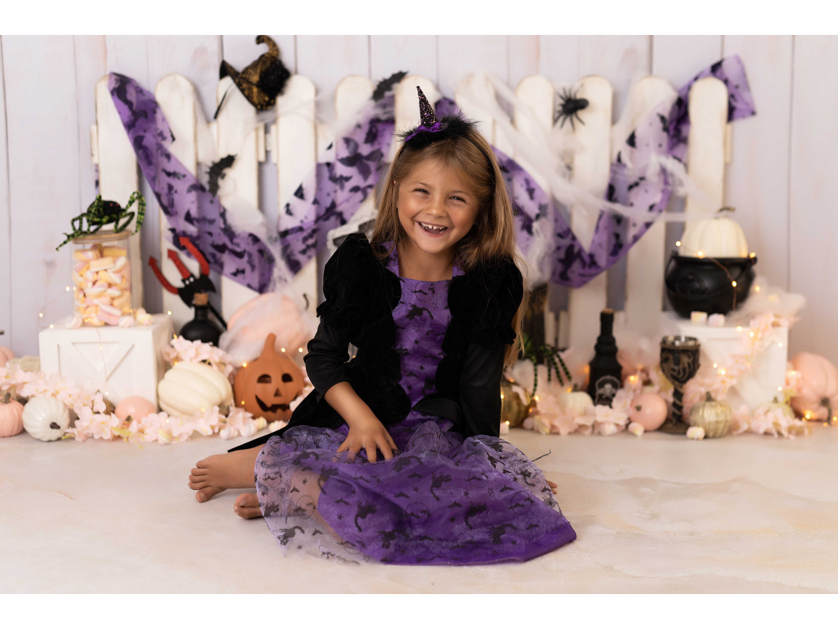 Fond photo Halloween – clôture blanche d'Halloween avec chaudron et toiles | Colors&Drops