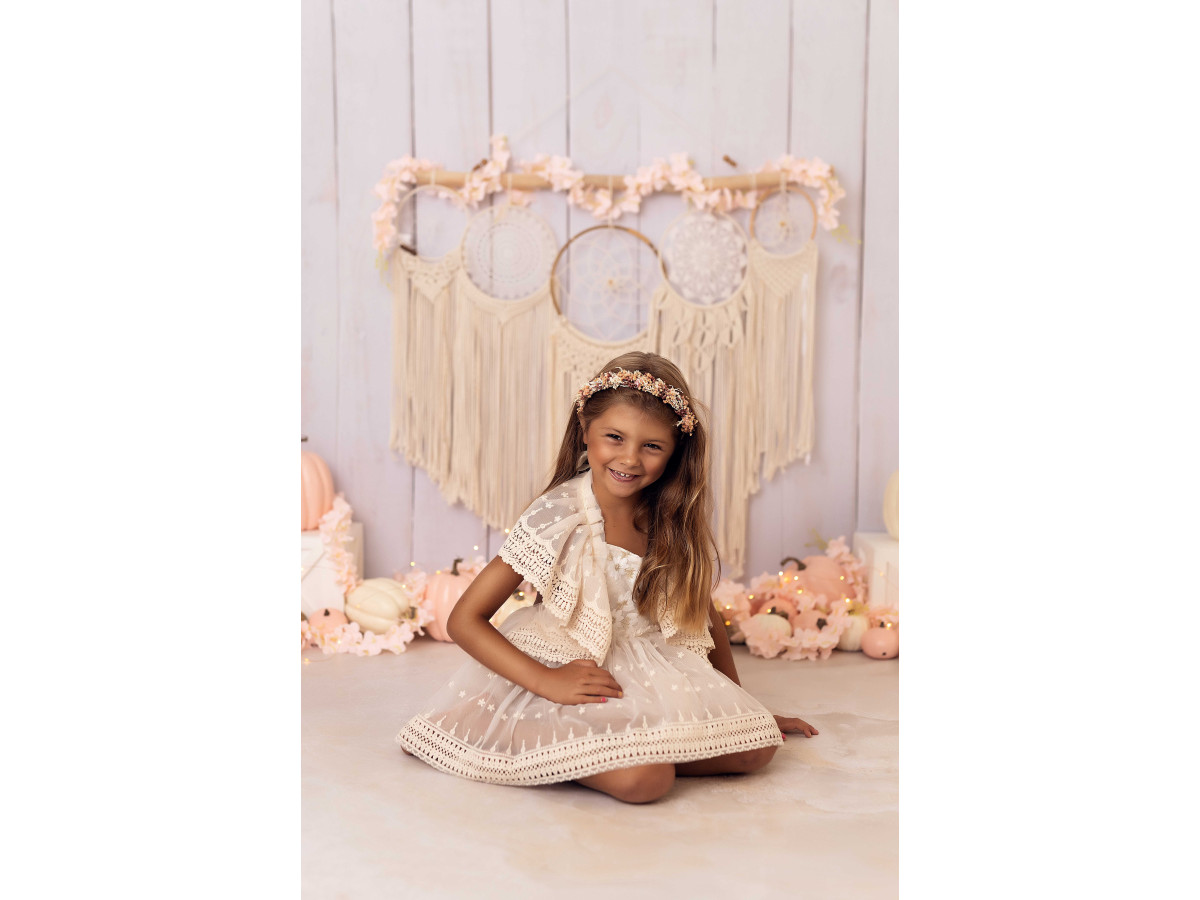 Fond photo bébé et smash cake Pink Pumpkins – mur en bois blanc avec macramé et citrouilles roses | Colors&Drops
