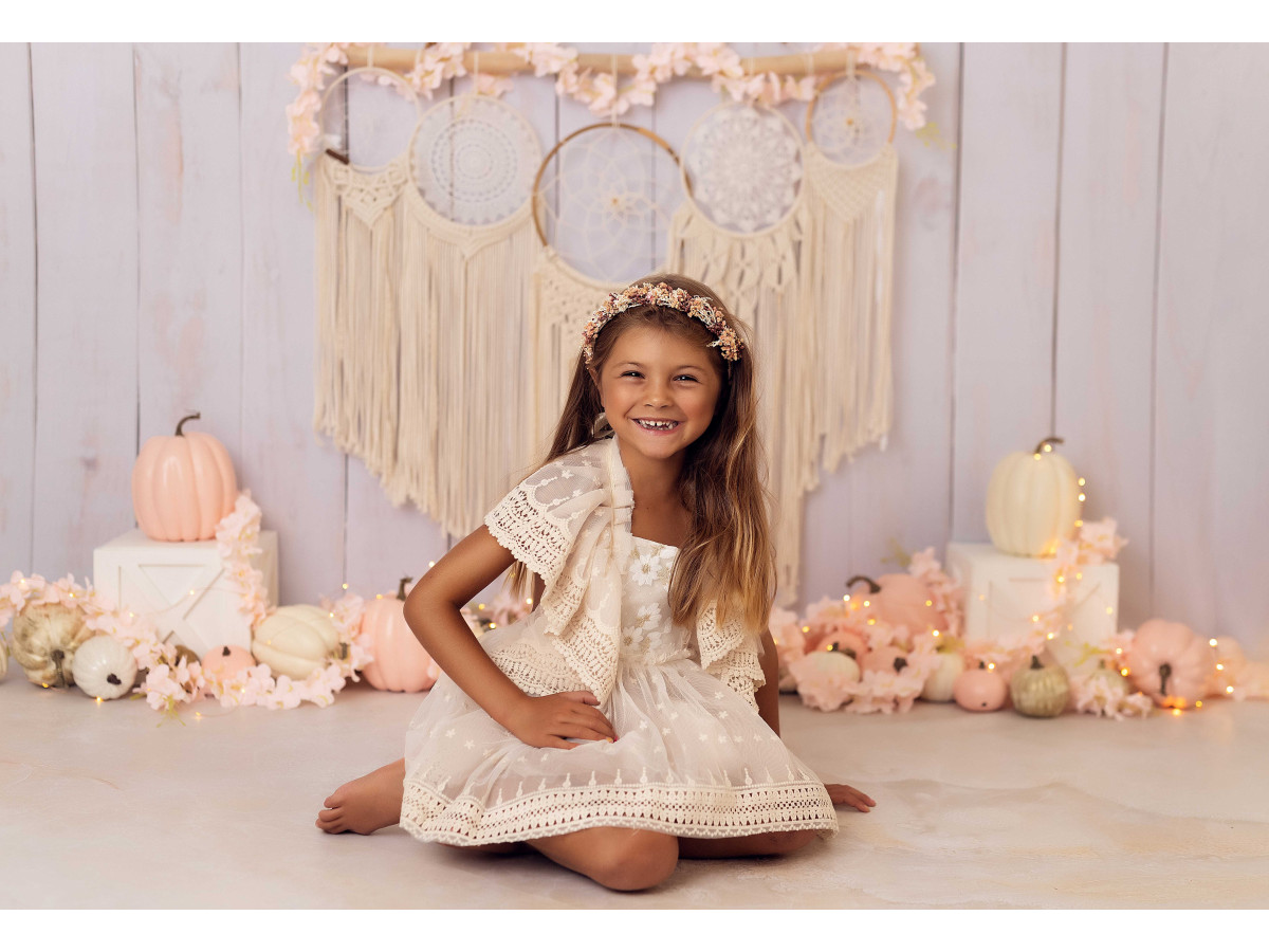 Fond photo bébé et smash cake Pink Pumpkins – mur en bois blanc avec macramé et citrouilles roses | Colors&Drops