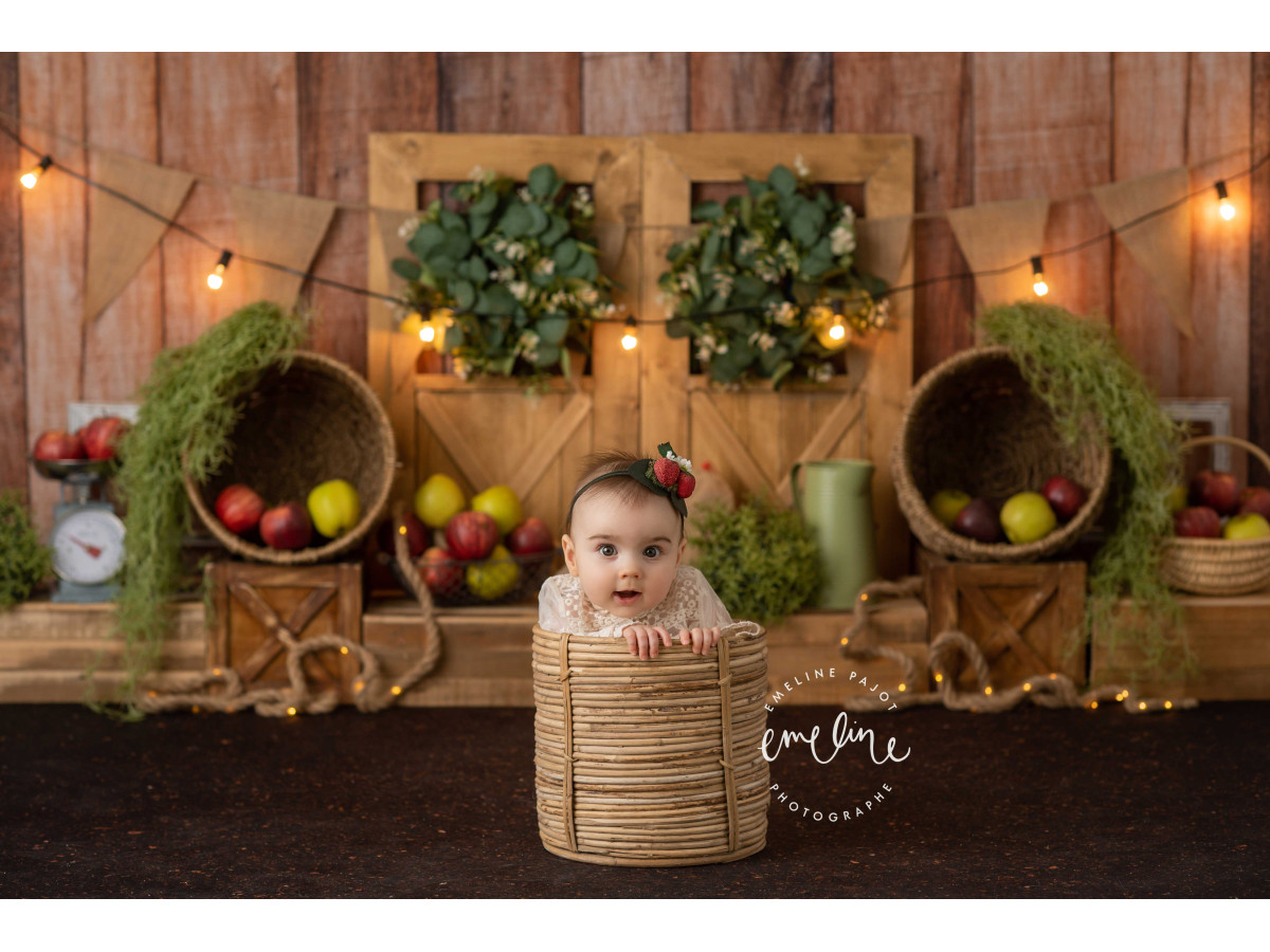 Fondo fotográfico de bebé y smash cake Pomme D'Api – pared de madera con cajas de manzanas y guirnalda | Colors&Drops