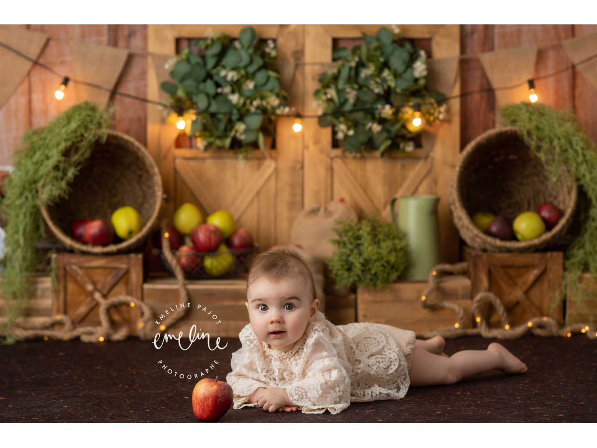 Fondo fotográfico de bebé y smash cake Pomme D'Api – pared de madera con cajas de manzanas y guirnalda | Colors&Drops