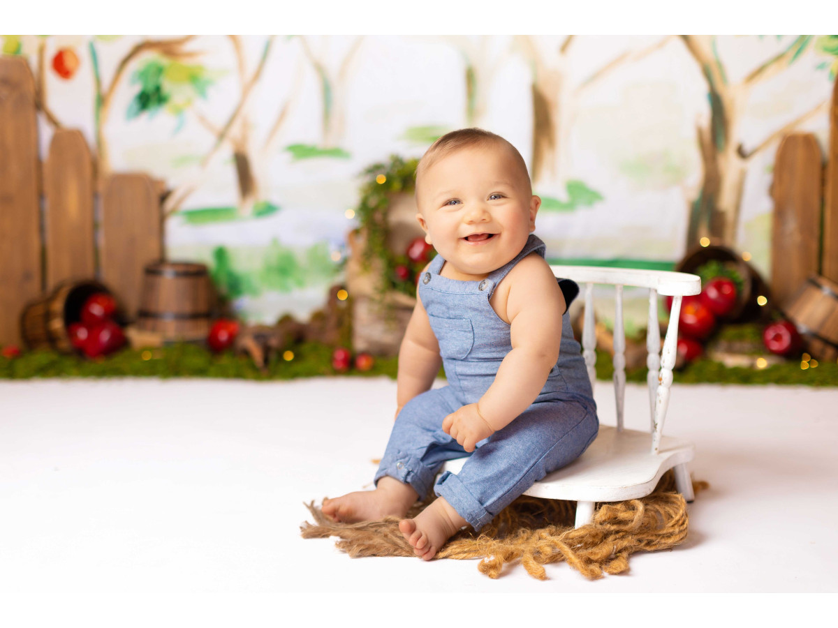 Baby & cake smash photo backdrop Le Verger – watercolor orchard with apple trees and wooden fence | Colors&Drops
