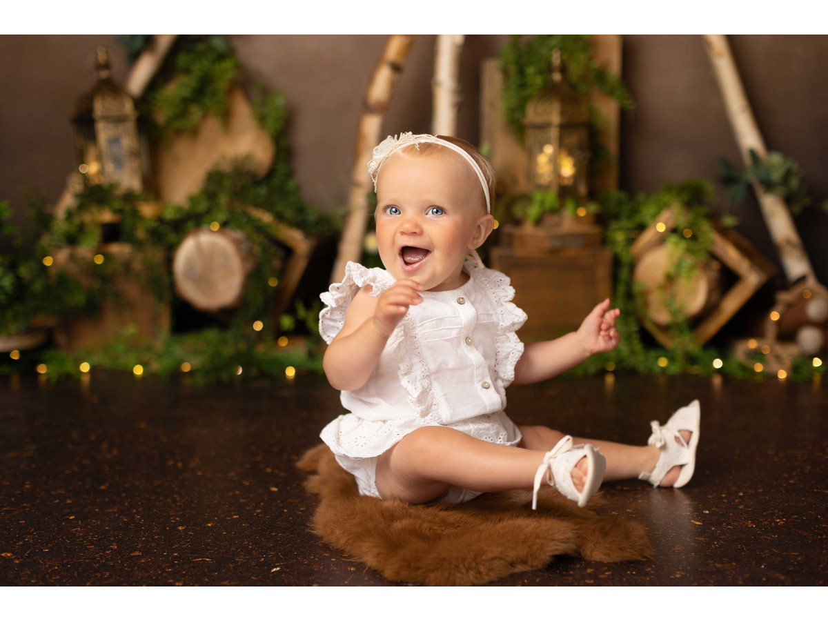 Fond photo bébé et smash cake Magic Forest – tipi en bouleau avec lanternes, mousse et caisses | Colors&Drops