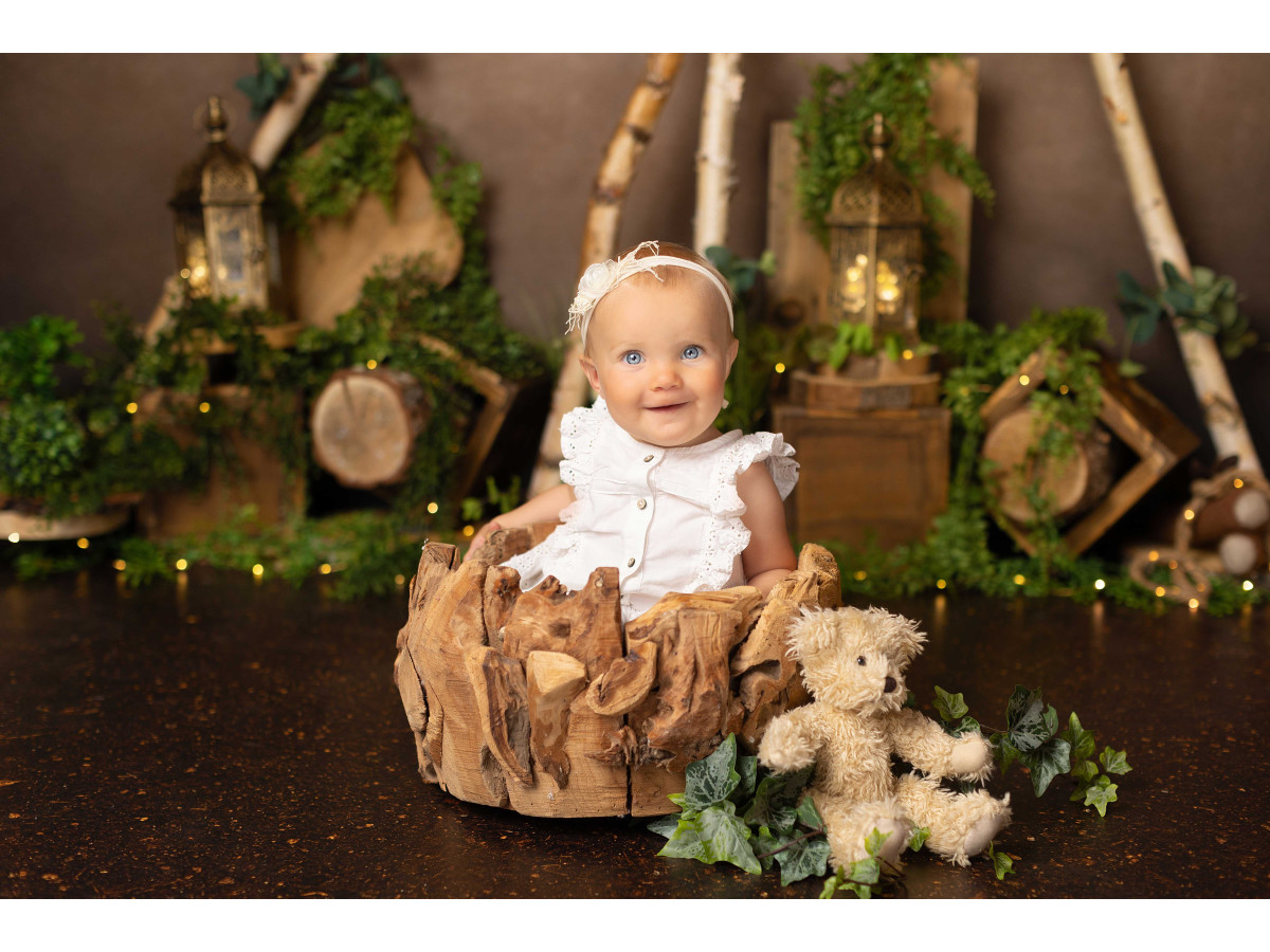 Fond photo bébé et smash cake Magic Forest – tipi en bouleau avec lanternes, mousse et caisses | Colors&Drops