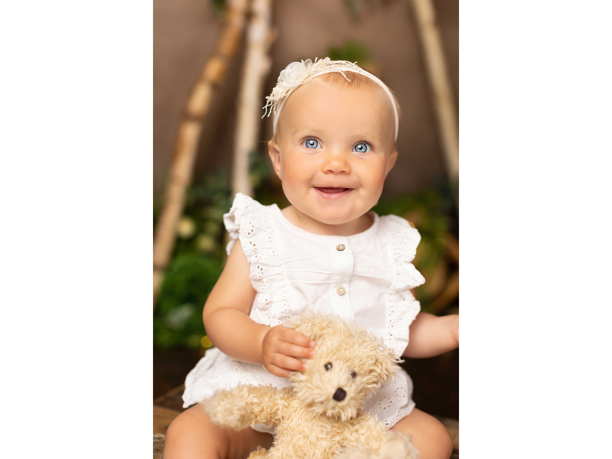 Fond photo bébé et smash cake Magic Forest – tipi en bouleau avec lanternes, mousse et caisses | Colors&Drops