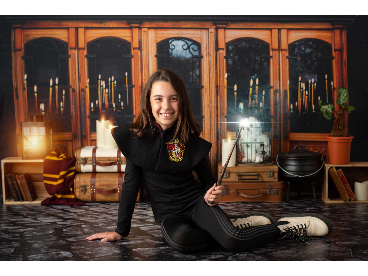 Fond photo d'Halloween Wizard Shop – vitrine de boutique de sorcier avec bougies et livres | Colors&Drops