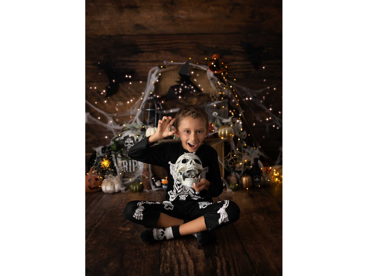Fond photo d'Halloween Witch – décor sorcière avec toiles d'araignée, citrouilles et tombe | Colors&Drops