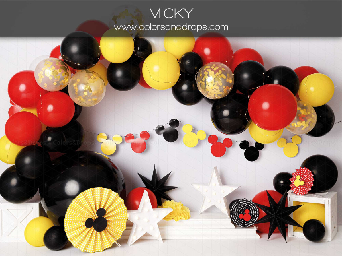 Fond photo bébé et smash cake Micky – arche de ballons rouges, noirs et jaunes avec rosaces | Colors&Drops