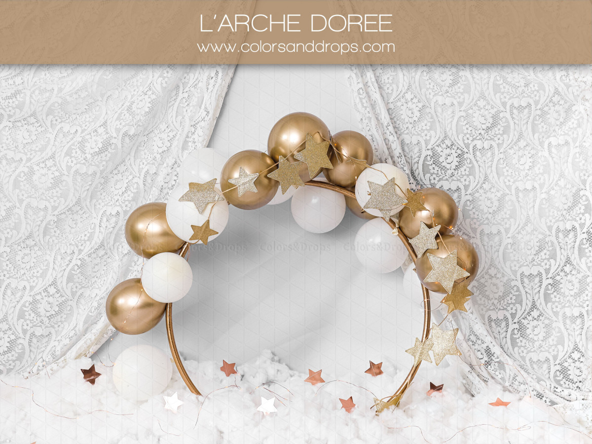Baby & cake smash photo backdrop L'Arche Doree – gold and white balloon arch on lace curtain | Colors&Drops