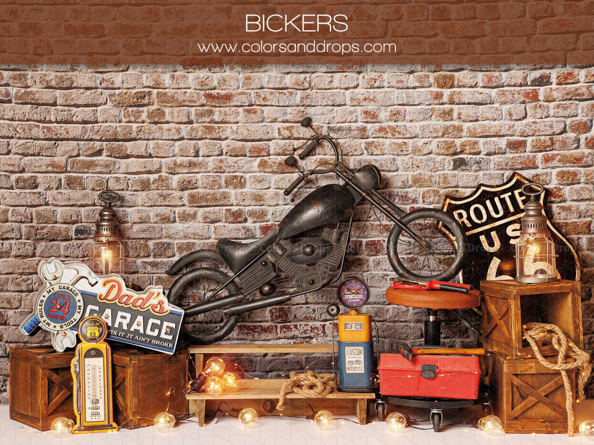 Fond photo bébé et smash cake Bickers – mur en brique avec moto vintage et panneaux garage | Colors&Drops