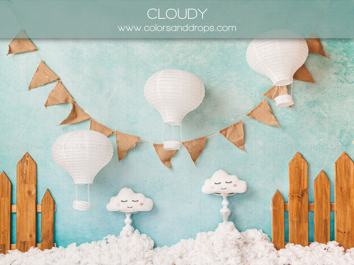 Fond photo bébé et smash cake Cloudy – ciel turquoise avec montgolfières en papier et fanions | Colors&Drops