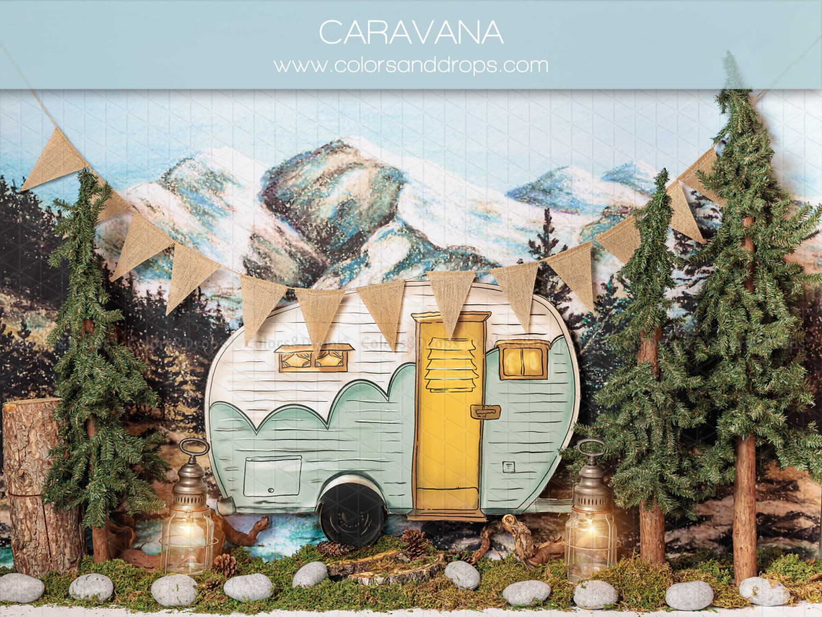 Fond photo bébé et smash cake Caravana – caravane vintage en montagne avec sapins et fanions | Colors&Drops