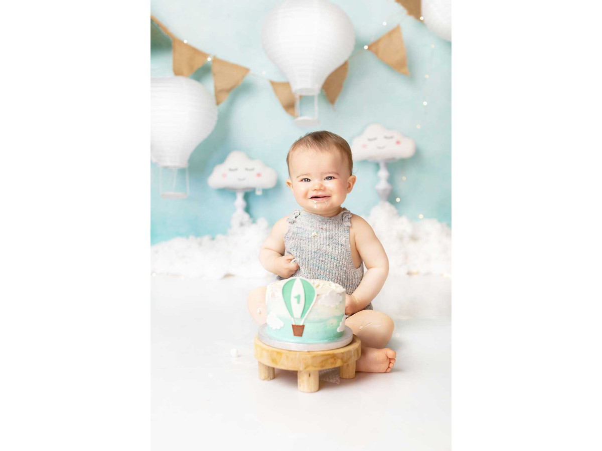 Fond photo bébé et smash cake Cloudy – ciel turquoise avec montgolfières en papier et fanions | Colors&Drops