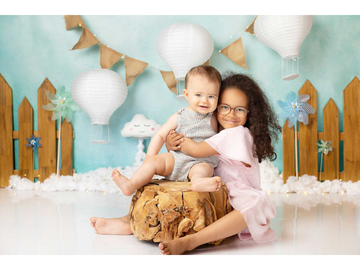 Fond photo bébé et smash cake Cloudy – ciel turquoise avec montgolfières en papier et fanions | Colors&Drops