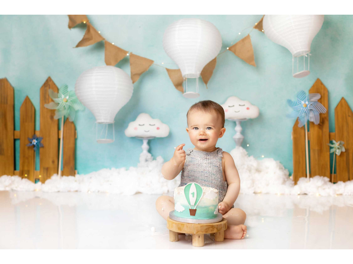 Fond photo bébé et smash cake Cloudy – ciel turquoise avec montgolfières en papier et fanions | Colors&Drops