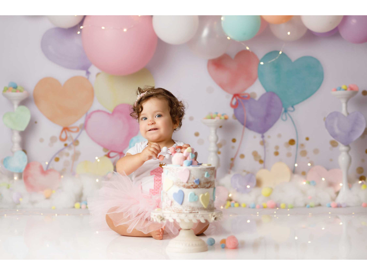 Baby & cake smash photo backdrop Coeur de Ballon – pastel balloons and heart balloons with confetti | Colors&Drops